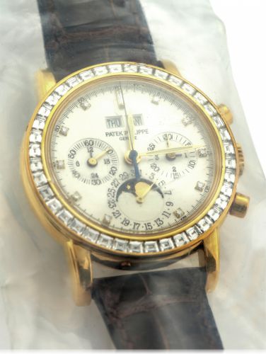 PATEK PHILIPPE REF. 3990 FACTORY SEALED.YELLOW GOLD.DIAMONDS.Patek Philippe, Genève, movement No. 3047280, case No.4216254, Ref. 3990J. Made circa 2000..Very fine and important, water-resistant, 18K yellow gold and.diamond-set wristwatch with round button