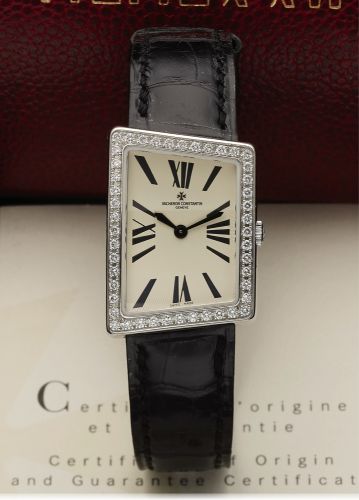 VACHERON CONSTANTIN REF. 25520 ASYMMETRIC.DIAMOND QUARTZ WHITE GOLD.Vacheron Constantin, Genève, MCMLXXII'' Asymmetric, No. 961120, case No. 774131, Ref. 25520..Made in the 2000s..Fine and rare, asymmetric and curved, 18K white gold and diamonds lady's qu