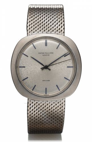 PATEK PHILIPPE REF. 3573.AUTOMATIC BACK-WIND WHITE GOLD.Patek Philippe, Genève, Ref. 3573, retailed by Arte Suizo..Made in the 1970's..Very fine, cushion-shaped, center seconds, self-winding, water-.resistant, 18K white gold wristwatch with an integrated 