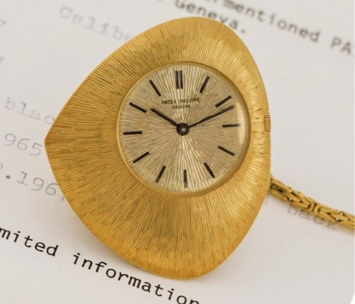 PATEK PHILIPPE REF. 788/1.RICOCHET DRESS WATCH YELLOW GOLD.Patek Philippe, Genève, Ricochet, No. 797427, case No. 318557.Ref. 788/1. Made in 1965, sold on December 1st, 1967..Very fine and rare, asymmetric, keyless, 18K yellow gold dress watch.with sunbur