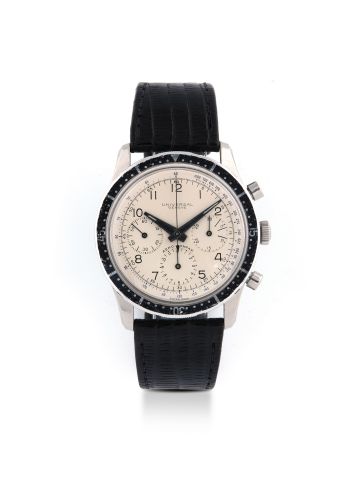 UNIVERSAL GENèVE, AERO-COMPAX, STEEL Universal, Aero-compax. Made circa 1950 Fine, large manual winding chronograph wristwatch. Rare et grande montre chronographe en acier. Boitier rond. Lunette rotative. Cadran blanc avec chiffres arabes peints, totalisa