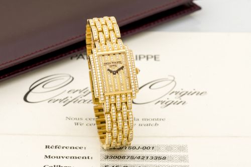 PATEK PHILIPPE, REF. 5098R Fine and rare, quartz, 18k yellow gold and diamond set lady's wristwatch with diamond dial.