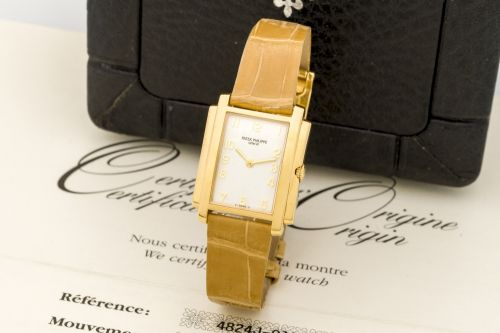 PATEK PHILIPPE, REF. 4824J A fine quartz, 18k yellow gold lady wristwatch.