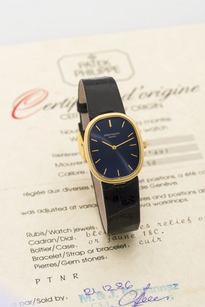 Patek Philippe, ellipse, ref. 4226 Fine and elegant, oval, 18K yellow gold lady's wristwatch with an 18K yellow gold Patek Philippe buckle.
