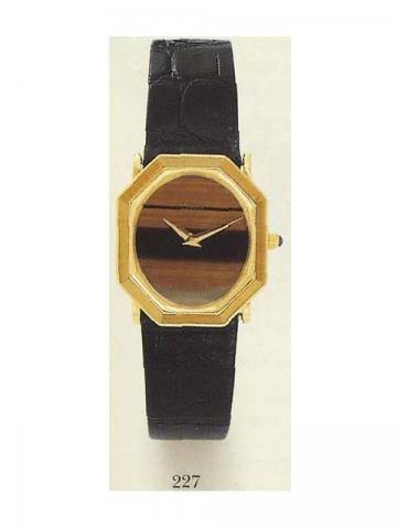 Piaget, Ref. 193. Pro-duced in the 1980's.Fine and elegant, octagonal, 18K yellow gold lady's wristwatch with an 18K yellow gold Piaget buckle.