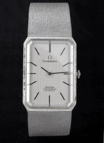 Omega, Constellation, Chronometer, Automatic, Ref. 8310. Produced in the 1970s.Fine, rectangular curved, self-winding, 18K white gold gentleman's wristwatch with an integrated and textured 18K white gold Omega bracelet and clasp.