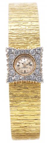 Omega,movementNo.19597953.case No. 636919, Ref. 7147..Made in 1962..Very fine, square, 18K yellow gold and.diamonds lady