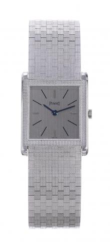 Piaget, movement No. 6590927.case No. 119548, Ref. 931C4..Made in the 1970s..Very fine, thin and elegant, square, 18Kwhite.goldwristwatch an integrated 18Kwhite gold.Piaget textured bracelet.