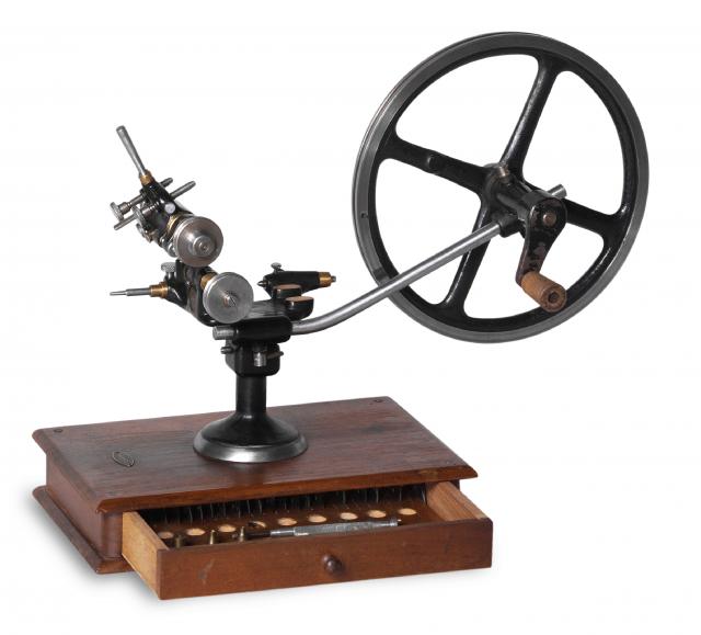 Rounding-Up Tool.Sixis, retailed by Sandoz Fils & Co., La Chaux-de-.Fonds & Bienne, Swiss. Made in the 20th century..Fine, painted steel rounding-up tool on wooden base with.extra cutters..To be sold without reserve