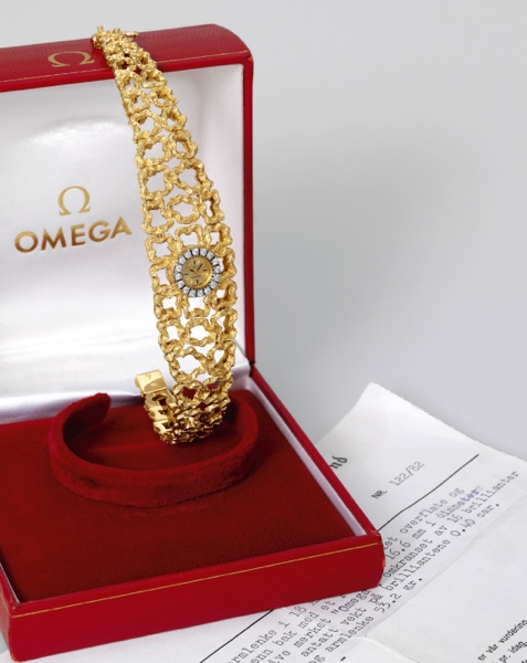 Mailles d'Or.Omega, No. 20811856, case No. 627839, Ref. EE.7593. Made circa 1968..Very fine, rare and elegant, 18K yellow gold and diamond-set.lady's bracelet watch designed by Gilbert Albert, integral 18K.yellow gold bracelet with vermicelli decoration. 