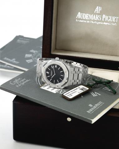 Jumbo Royal Oak.Audemars Piguet, Royal Oak, Automatic.No. 2748, case No. F80383, Ref. 15202ST. Made circa 1995..Fine and large, octagonal, self-winding, water-resistant.stainless steel wristwatch with date, sapphire caseback and.a stainless steel Audemars