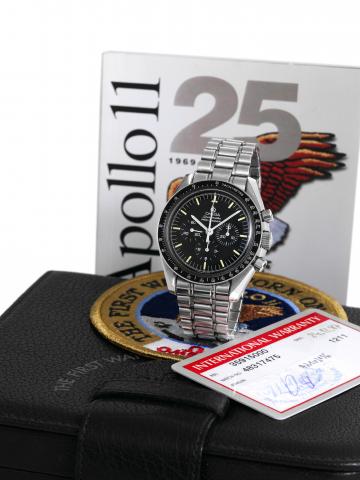 Apollo XI 25th Anniversary.Omega, Speedmaster Professional, No. 2270/2500, case.No. 48317475 Ref. ST 3450062. Made in a limited edition of.2500 pieces in 1994 to celebrate the 25th anniversary of the.first moon landing, sold on December 24th, 1997..Fine a