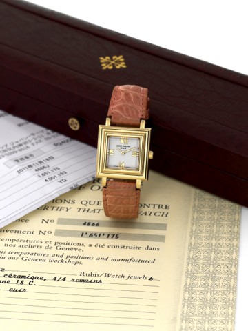 PATEK PHILIPPE REF. 4866 YELLOW GOLD.Patek Philippe, Geneve, Gondolo, movement No. 1651175.Ref. 4866. Made in the 1990s..Fine and elegant, square, 18K yellow gold lady