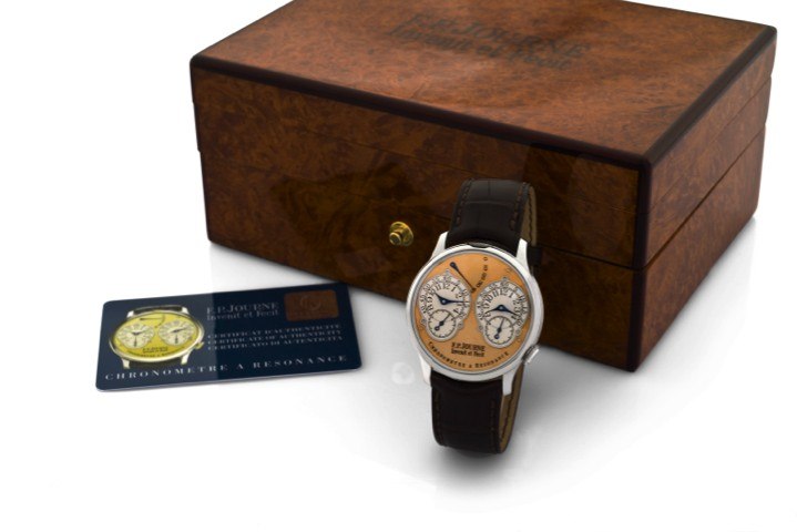 F. P. JOURNE PLATINUM RÉSONANCE.F. P. Journe, Invenit et Fecit, Chronomètre à Résonance, No. 282-02R. Sold on November 15th, 2002..Very fine and rare, two time zone, platinum chronometer wristwatch with resonance controlled twin independent movements.40-h