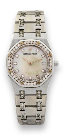 AUDEMARS PIGUET ROYAL.OAK, WHITE GOLD AND.DIAMONDS.Audemars Piguet, Royal Oak, No. 086.case No. C87138. Made circa 1990..Fine and elegant, octagonal, 18K.white gold and diamond lady's quartz.wristwatch with diamond-set motherof-.pearl dial and an 18K whit