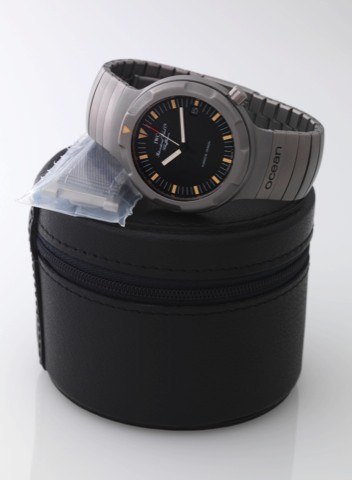 IWC PORSCHE DESIGN OCEAN 2000 TITANIUM.International Watch Co., Schaffhausen, Porsche Design.Ocean 2000, case No. 2334402. Made in the 1990's..Fine, center seconds, self-winding, water-resistant, titanium.wristwatch with date, revolving bezel and an integ