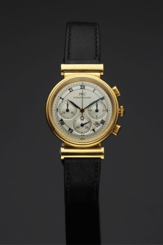 IWC REF. 3739 QUARTZ CHRONOGRAPH.YELLOW GOLD.International Watch Co., Schaffhausen, case No. 2479724.Ref. 3739. Made in the 1990s..Fine, 18K yellow gold quartz wristwatch with date, square.button chronograph, registers and an 18K yellow gold IWC.buckle.