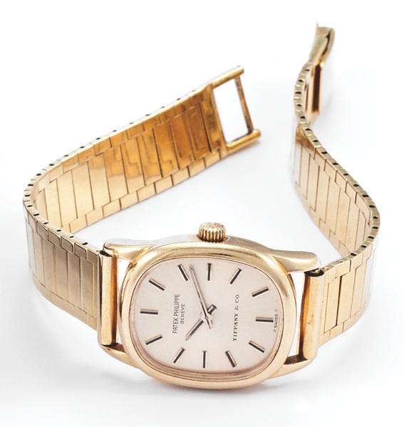 PATEK PHILIPPE REF. 4201 LADY’S ELLIPSE.RETAILED BY TIFFANY & CO. YELLOW GOLD.Patek Philippe, Genève, Ellipse, Retailed by Tiffany & Co., No..1261370, Case No. 2719496, Ref. 4201. Made in the 1970’s..Fine, oval, 18K yellow gold wristwatch with 