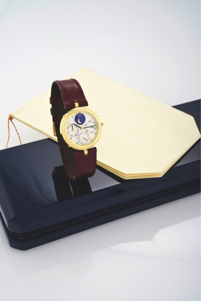 GÉRALD GENTA TRIPLE CALENDAR MOONPHASE YELLOW GOLD.Gérald Genta, Genève, Automatic, Ref. G2233.4, case No. 25847. Made in the 1980’s..Fine, round, astronomic, self-winding, 18K yellow gold wristwatch with day and date, moon phases and a yellow 