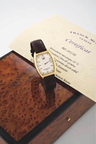 FRANCK MULLER, REF 2852 HS YELLOW GOLD.Franck Muller, Genève, Cintrée Curvex – Jump-Hours, No. 16, Ref. 2852 HS. Made in the 1990s. Fine, tonneau-shaped and curved, water-resistant, 18K yellow gold wristwatch with jump hours and an 18K yellow g