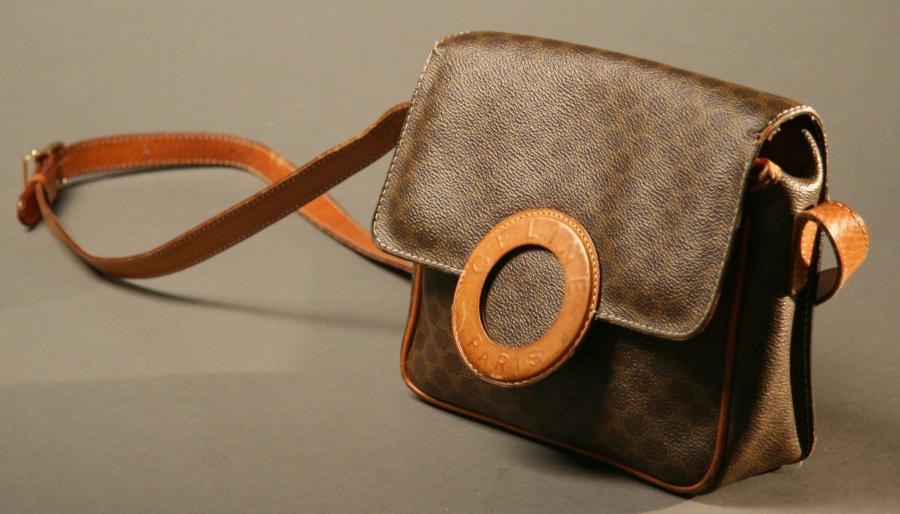 CELINE CELINE Sac vintage en cuir marron Anse bandoulière L: 22 cm - vente aux enchères 03/10/2012