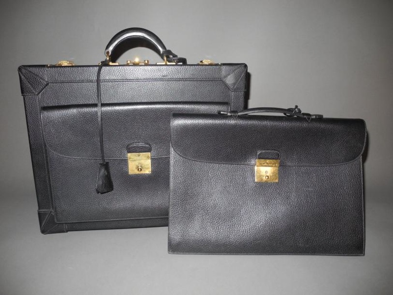 HERMES HERMES Valise de cuir noir grainé, détails métal doré Porte adresse en - vente aux enchères 27/03/2013