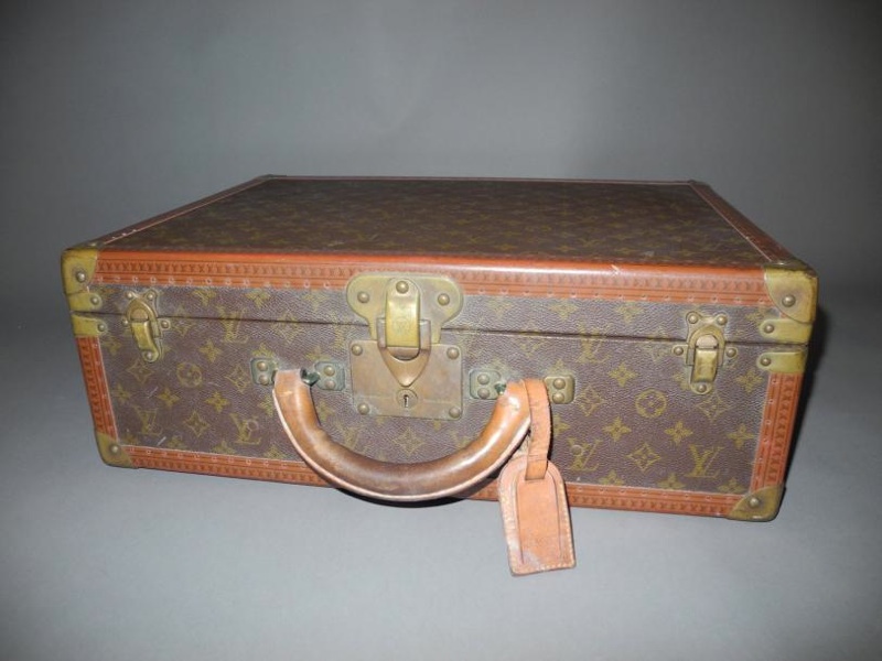 LOUIS VUITTON LOUIS VUITTON Valise Toile monogramme, poignée en cuir naturel, bordures - vente aux enchères 27/03/2013