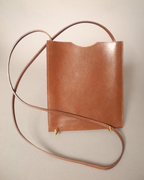 HERMES HERMES Pochette Nitou en cuir brun - vente aux enchères 27/03/2013