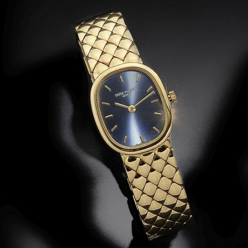 Patek Philippe. A lady's 18K gold oval quartz bracelet watch