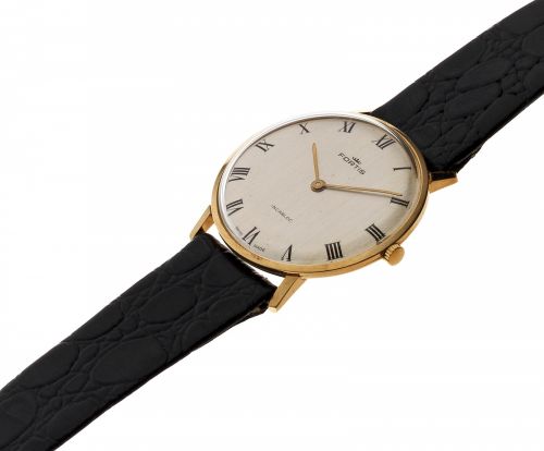 Fortis. An 18k gold manual wind wristwatch