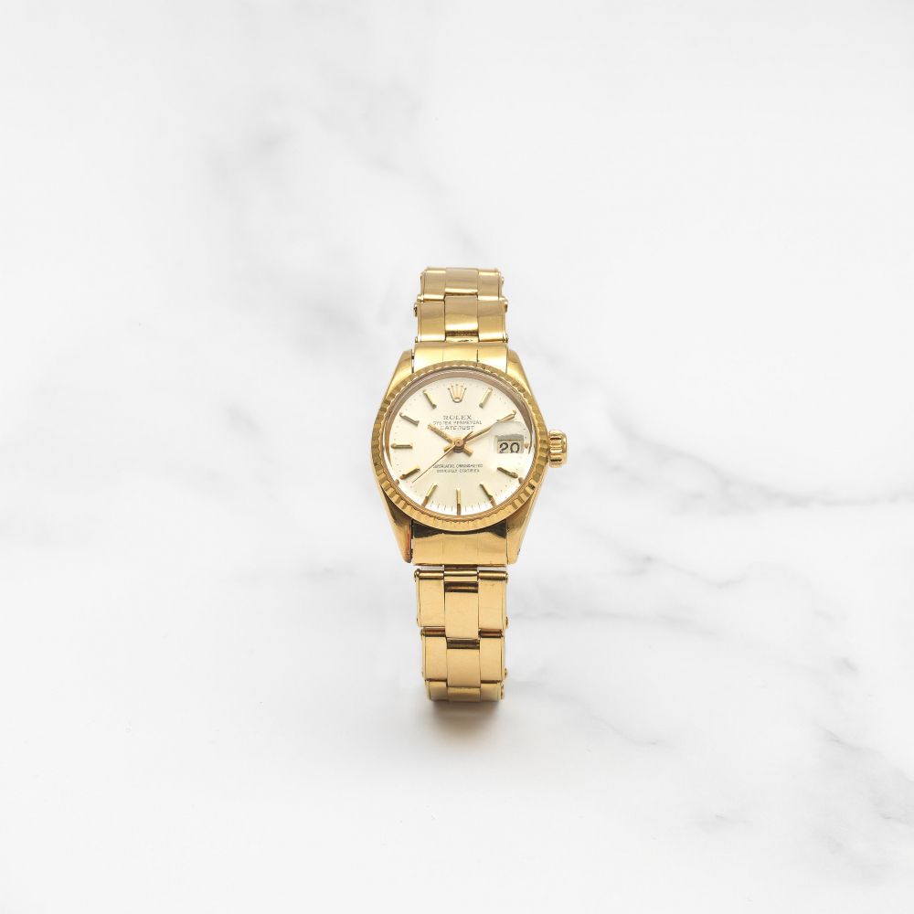 ROLEX. MONTRE BRACELET DE DAME EN OR JAUNE 18 CARATS AVEC DATE MOUVEMENT AUTOMATIQUE