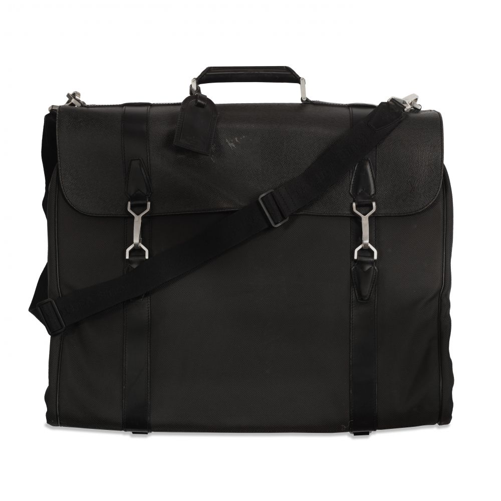 A GREEN ARDOISE TAIGA GIBECIERE GARMENT CARRIER