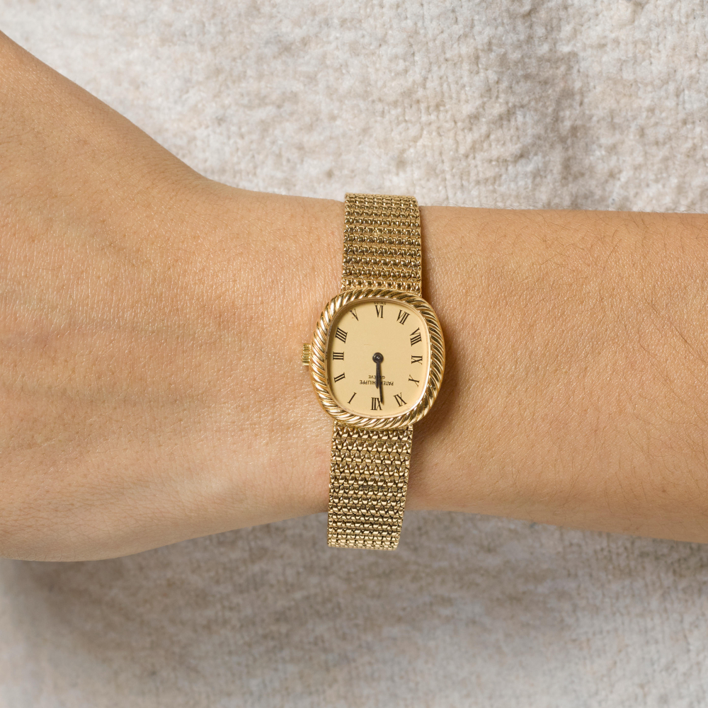 PATEK PHILIPPE. AN 18K GOLD MANUAL WIND LADY'S BRACELET WATCH