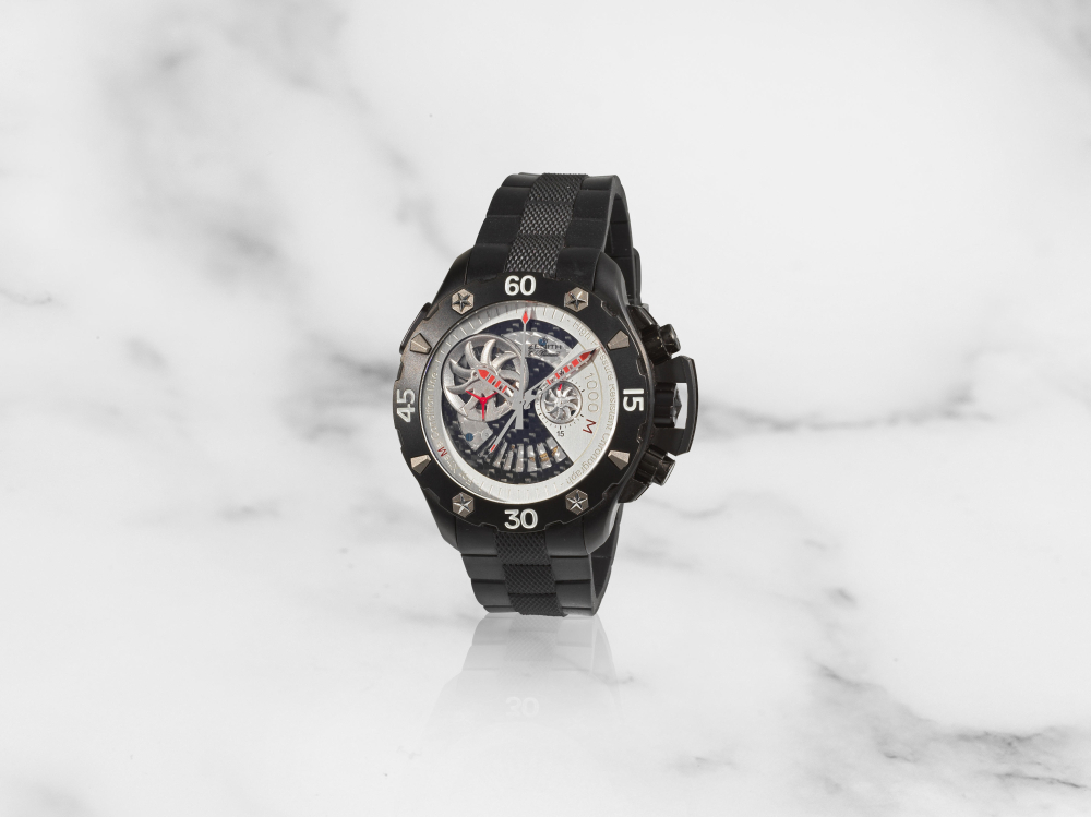 Zenith. Chronographe bracelet en titane et PVD noir avec réserve de marche mouvement automatique