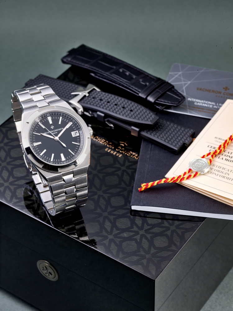 VACHERON CONSTANTIN | OVERSEAS, REF.4500V, A NEW OLD STOCK STAINLESS STEEL BRACELET WATCH WITH DATE, CIRCA 2022