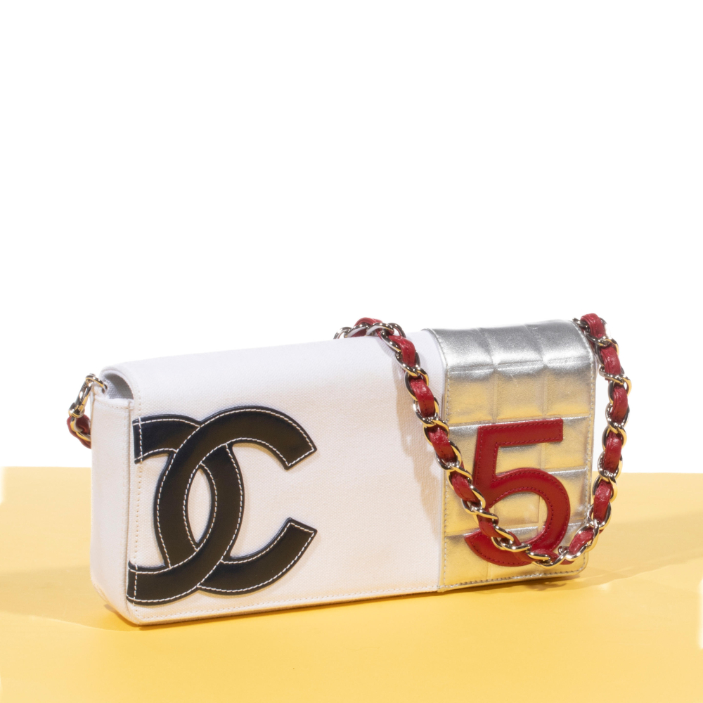 CHANEL, circa 2003. Sac baguette 25 cm en toile blanche et cuir métallisé argent Choco Bar