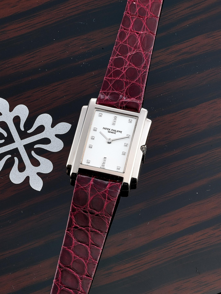 PATEK PHILIPPE | GONDOLO, REF.4824, A LADY'S WHITE GOLD WRISTWATCH WITH DIAMOND-SET INDEXES, CIRCA 2000