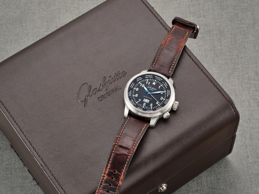 GLASHÜTTE ORIGINAL | SENATOR NAVIGATOR WORLDVIEW, REF.2-39-47-07-07-04, A STAINLESS STEEL WORLD TIME WRISTWATCH WITH DATE, CIRCA 2016