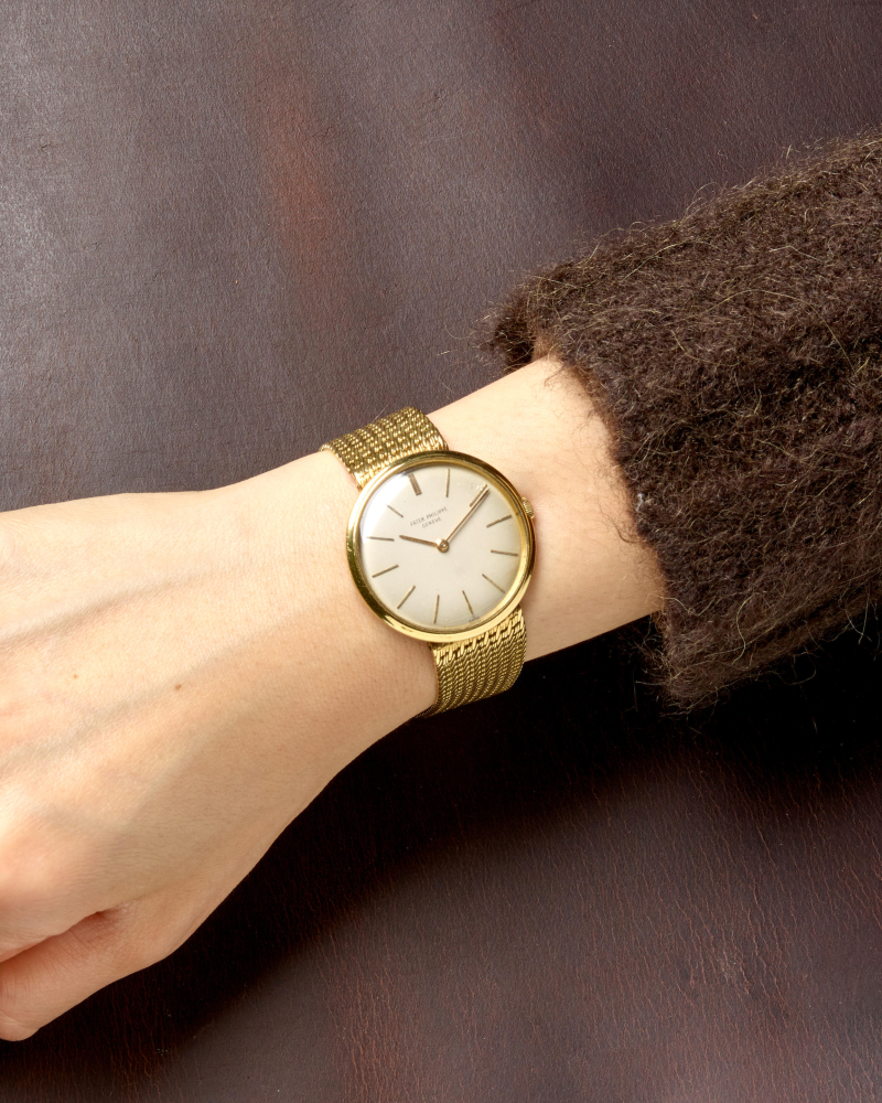 PATEK PHILIPPE. AN 18K GOLD MANUAL WIND BRACELET WATCH