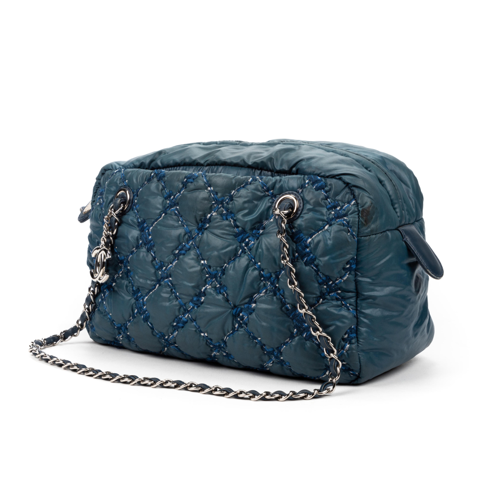 CHANEL, année 2011. Sac "Cocoon" bleu canard.