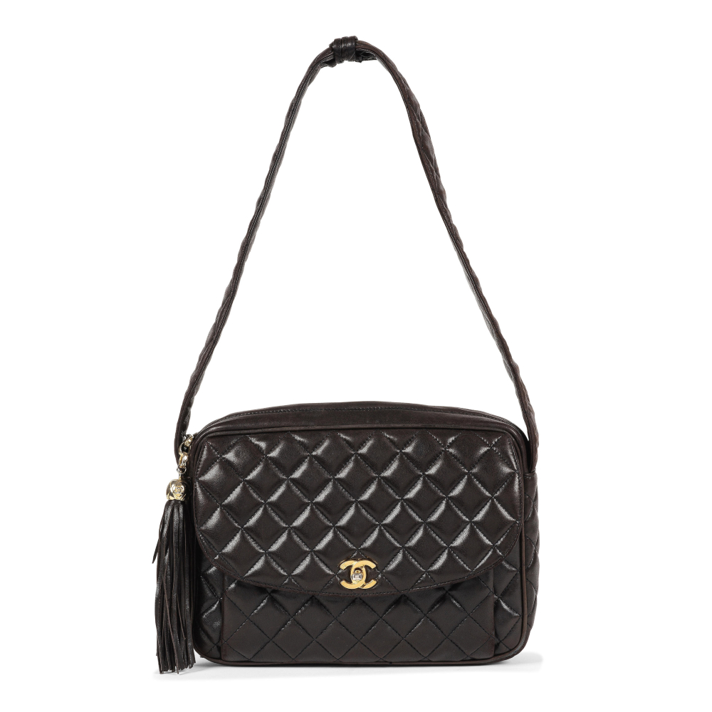 CHANEL. Sac Camera d'épaule en cuir agneau matelassé noir.