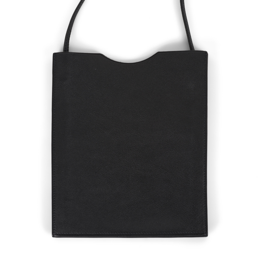 HERMES Paris. Sac pochette Onimetou en cuir noir, intérieur daim