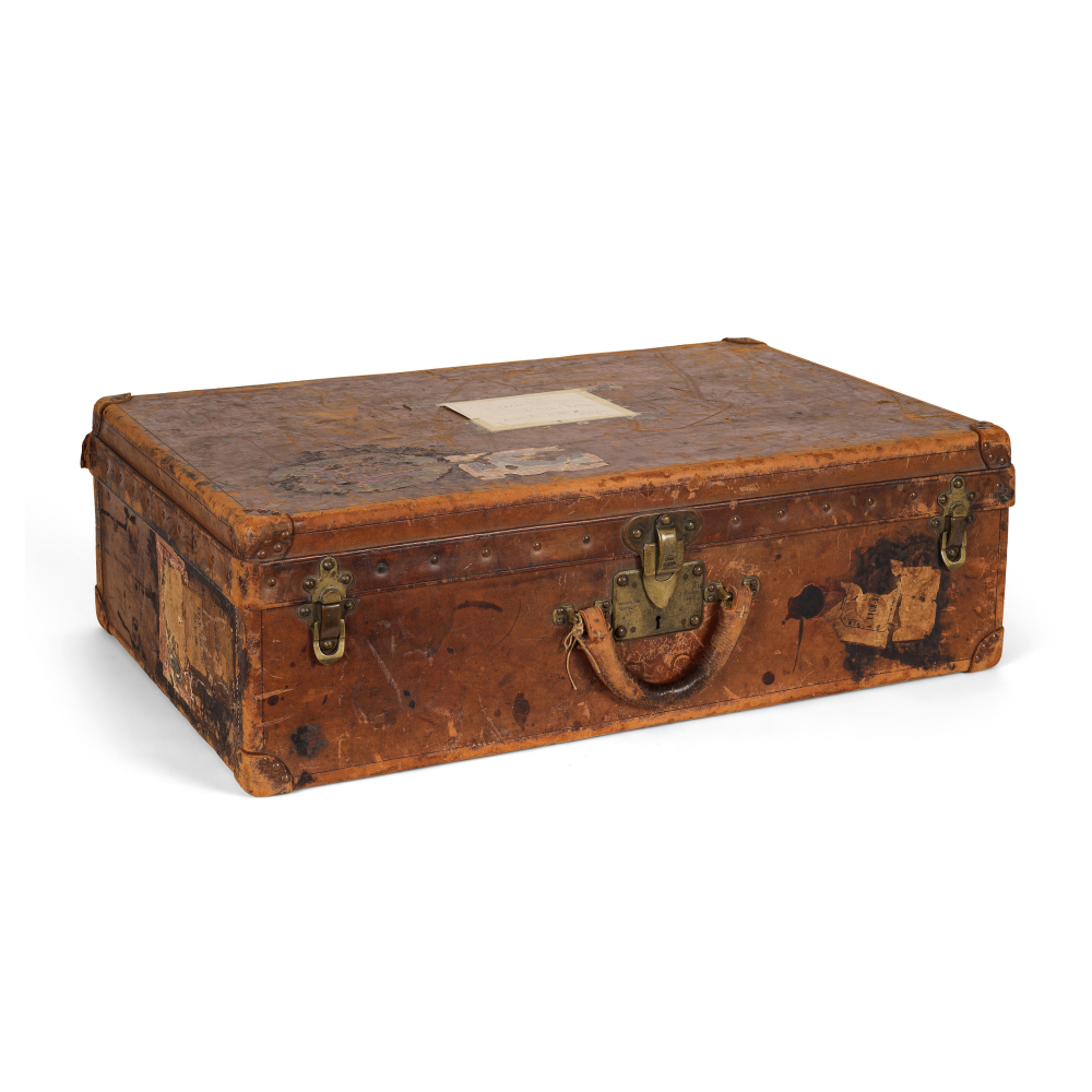 Louis Vuitton. Valise rigide en cuir naturel chiffré B.G et étiquettes de voyage.