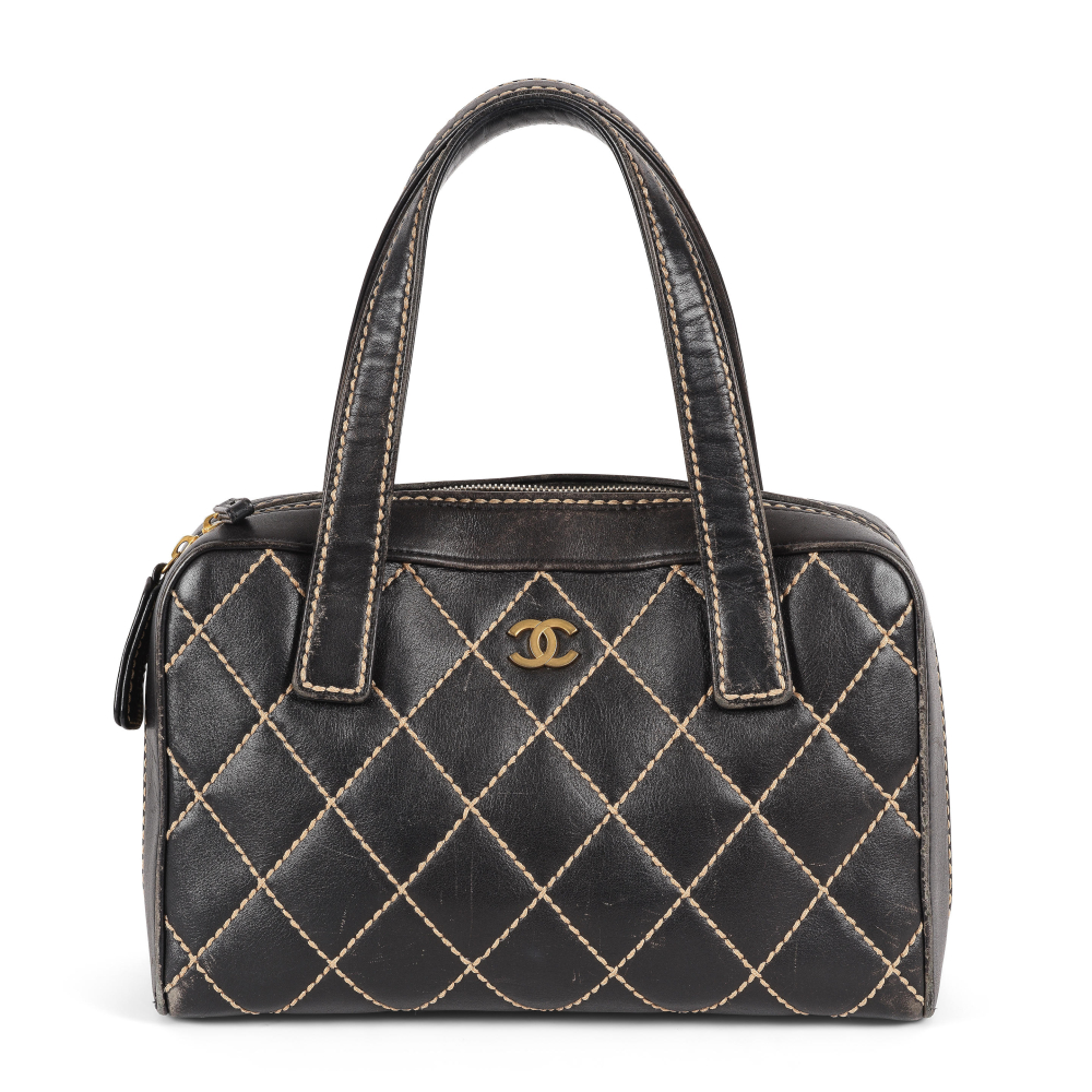 CHANEL. Sac Boston Wild Stich en cuir agneau noir à maxi-surpiqures beiges.