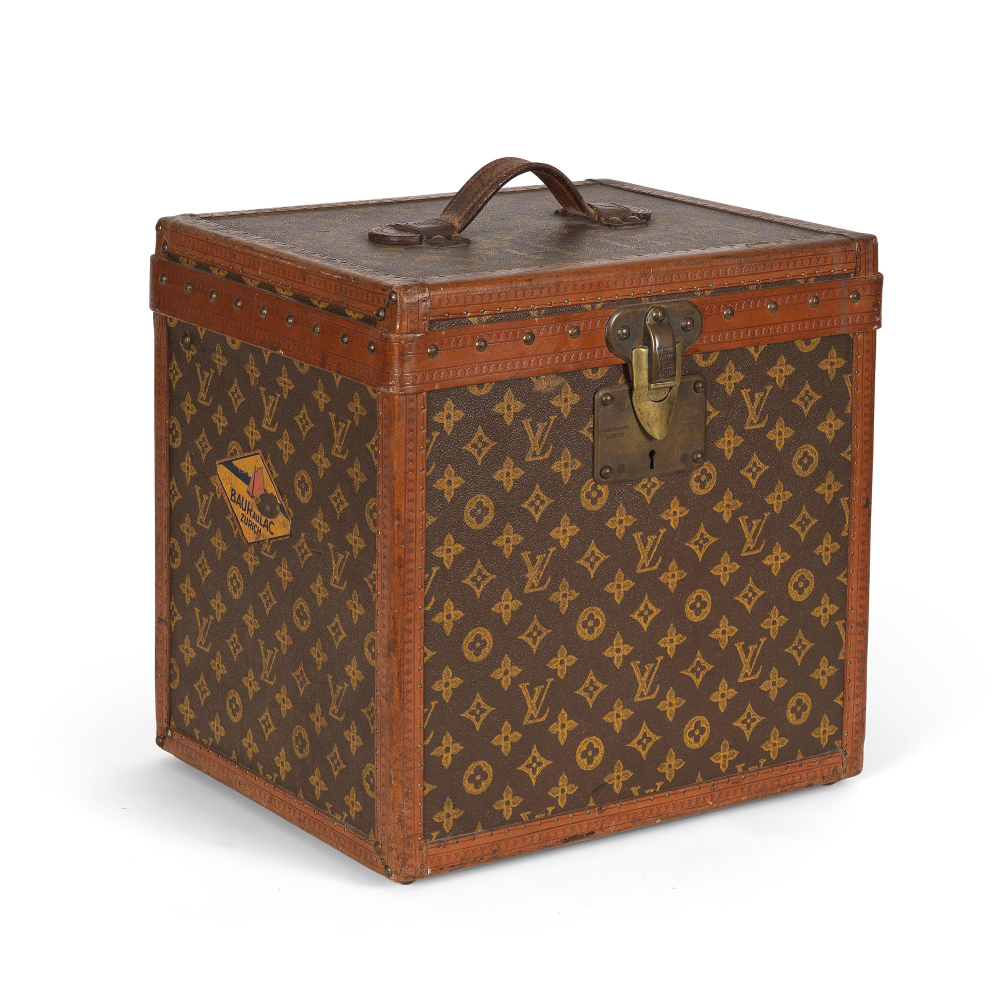 Louis Vuitton, circa 1920. Petite malle à chapeaux en toile Monogram au pochoir, chiffré H.B.