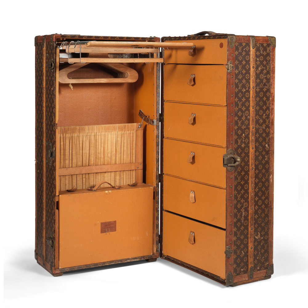 Louis Vuitton, circa 1920. Malle Wardrobe en toile Monogram au pochoir.