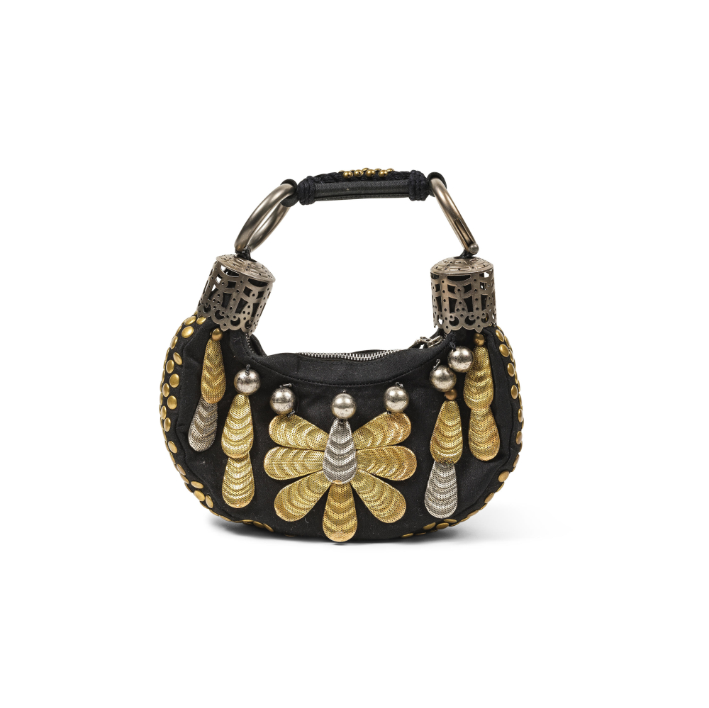 CHLOE, collection Prêt à Porter Printemps/Eté 2003. Sac Hobo Bracelet en toile noire et motifs d'inspiration hispanique.