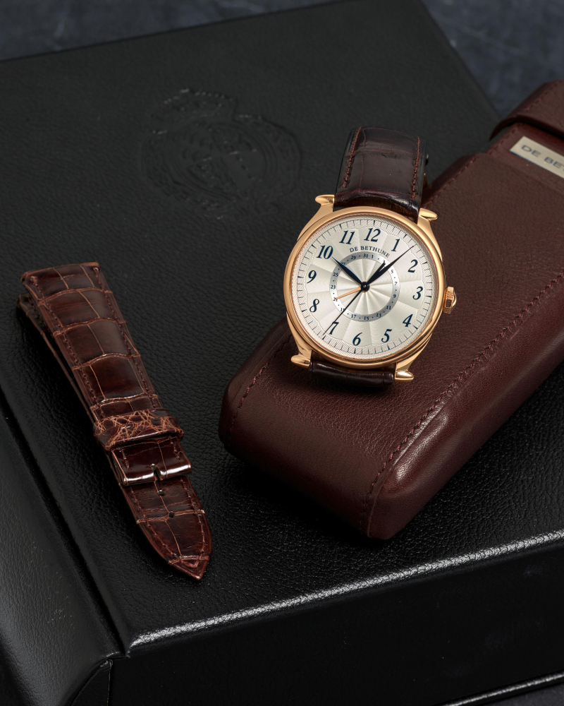DE BETHUNE. A LIMITED EDITION 18K GOLD AUTOMATIC CALENDAR WRISTWATCH