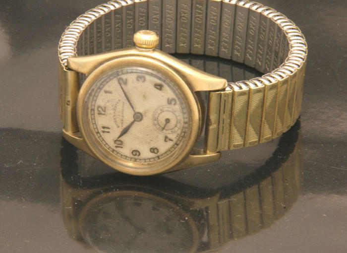 Rolex. A 9ct gold mid size wristwatch