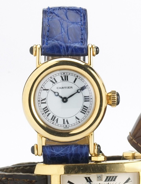 Cartier. A mid-size 18k gold quartz wristwatch with 18k gold deployant buckle